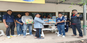 คณะผู้บริหาร ครู ให้กำลังใจผู้ประสบภัย